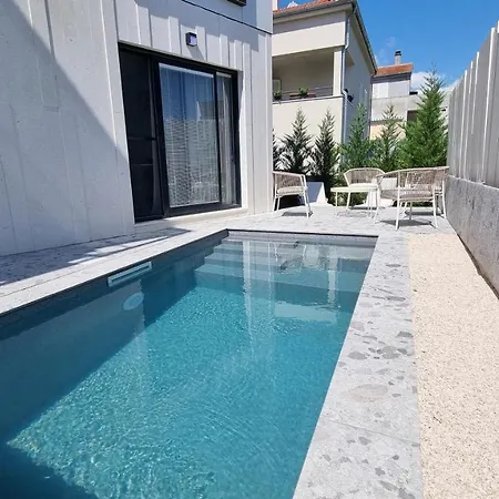 Delta House - Beta *