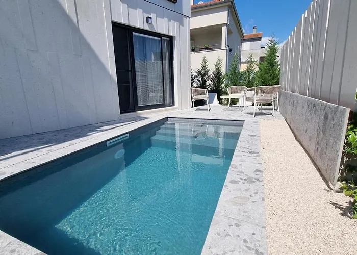 Delta House - Beta *